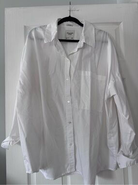Abercrombie & Fitch Men's White Button-Up Pocket Shirt